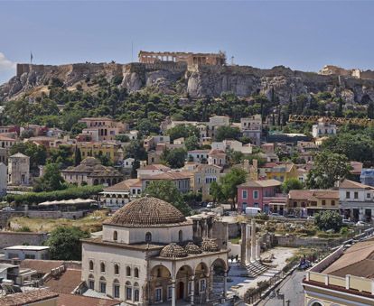 Απολαμβάνοντας τον περίπατό σας στην Πλάκα και το ιστορικό κέντρο της πόλης